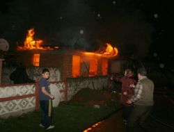 Düzce’de Çıkan Yangında 3 Ev Tamamen Yandı