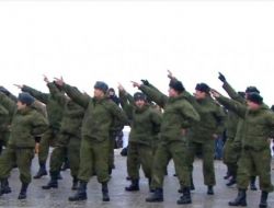 Rus Gençler, Putin'in Zaferini Flash-mob Gösterisiyle Kutladı