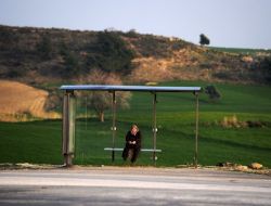 Otobus Bekleyen Kadin