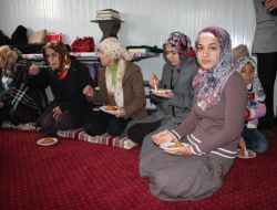 Depremzedeler, Konteyner Kentte Kısır Partisi Verdi