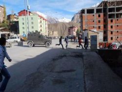 Jandarma Lojmanlarını Göstericilerden Dtp'li Yöneticiler Korudu