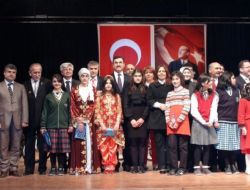 Vali Turhan, Finalist Öğrencilere Bilgisayar Hediye Etti