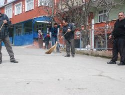 Mahalle Halkı, Mahallesini Süpürgeyle Temizliyor