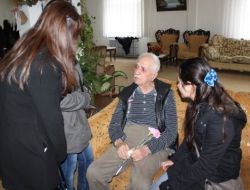 Üniversite Öğrencileri Huzurevindeki Yaşlıları Sevindirdi