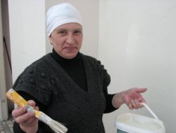 Müslüman Olan Moldovalı Meryem Boyacılık Yapıyor
