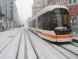 ESKİŞEHİR’E KAR YENİDEN GELDİ