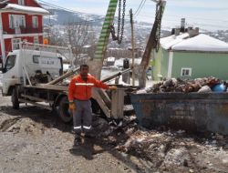 Çöplerin, Tankın Dışına Dökülmesi Temizlik İşçilerinin İşini Güçleştiriyor