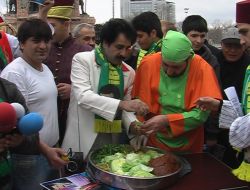 Tatlıses Hayranları Taksim'de Çiğ Köfte Dağıttı