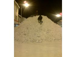 Bir Araya Getirilen Kar Çocukların Oyuncağı Oldu