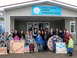 Öğretmen Adayları, Ders Materyallerini Köy Okuluna Hediye Etti
