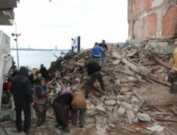 Tarihi Ahşap Bina Yıkıldı, Mahalleliye Yakacak Odun Çıktı