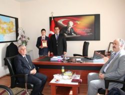 Kaymakam Dilsiz’den Başarılı Öğrenciye Plaket