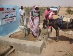 Türk Hayırseverlerin, Sudan’da Açtırdığı İki Kuyudan Binlerce Kişi Yararlanıyor