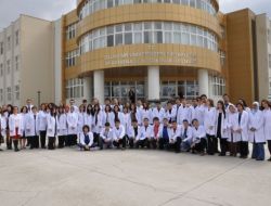 Balıkesir Üniversitesi Tıp Fakültesi'nde 63 Doktor Adayı Beyaz Önlük Giydi