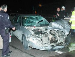 Dikkatsiz Sürücü Mobeseye Takıldı