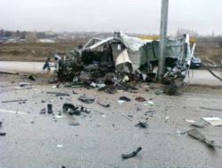 Buzda Kayan Kamyonet Direğe Çarparak Paramparça Oldu: Bir Ölü