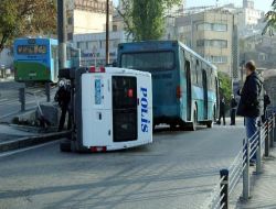 Mitinge Giden Polis Minibüsü Devrildi!