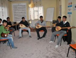 Hakkarili Gençler Hem Eğleniyor Hem Enstrüman Çalmayı Öğreniyor