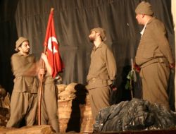 'Çanakkale Mahşeri' Oyunu İzleyenleri Duygulandırdı