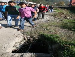 Üstü Açık Kanalizasyon Çukuru Vatandaşları Tedirgin Ediyor