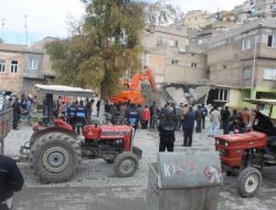 Tarihi Surların Yanındaki Gecekondu Yıktırıldı