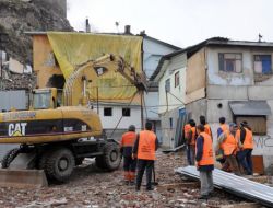 Belediye Ekipleri Genelevin Kaçak Duvarlarını Yıktı