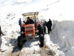 Ağrı'da Karla Kaplı Köy Yolları Açılıyor