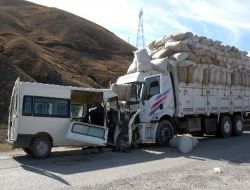 Van'da Saman Yüklü Kamyon Yolcu Minibüsüyle Çarpıştı: 1 Ölü, 6 Yaralı