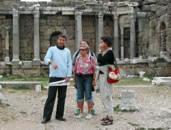 Side Antik Kent'teki Harita Satıcıları, Turistleri Ve Rehberleri Bezdirdi