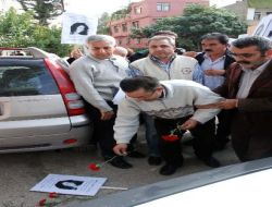 Kızının Öldürüldüğü Yere Karanfil Bırakıp, Gözyaşı Döktü
