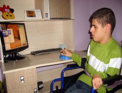Engelli Olduğu Gerekçesiyle Okula Alınmayan Ömer Alikılıç, Okuma Azmiyle Takdir Topluyor