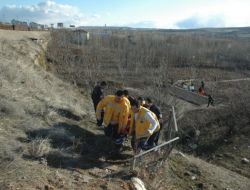 Otomobil 50 Metrelik Uçurumdan Yuvarlandı: 1 Ölü, 1 Yaralı