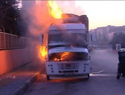 Park Halindeki Kamyon Alev Alev Yandı