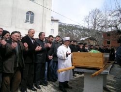 Çiçek Annesinin Cenazesinde Son Vazifesini Yaptı