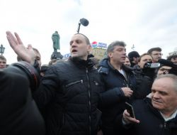 Hapisten Çıktı Putin Karşıtı Gösteri İçin Meydana Gitti