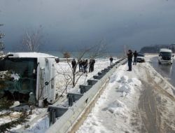 Umreden Dönenleri Taşıyan Otobüs Devrildi: 35 Yaralı