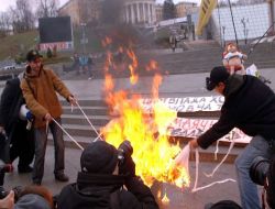 Ukraynalılar, Grip Ve Sars Salgınını Meydanda Maske Yakarak Protesto Etti