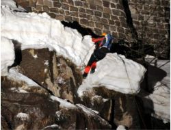 Bitlis Kalesi'ndeki Karları Dağcılar Temizliyor