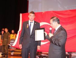 Gaziye Cumhurbaşkanı Tarafından Gönderilen Madalya Takıldı