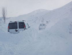 Kar Nedeniyle Yolda Mahsur Kalan 80 Kişi 8 Saat Sonra Kurtarıldı