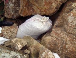 İran Sınırında Kayalar Arasında Saklanmış 25 Kilo Esrar Yakalandı!