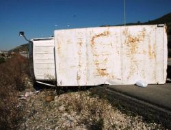 Ev Eşyası Taşıyan Kamyonet Takla Attı: 6 Yaralı