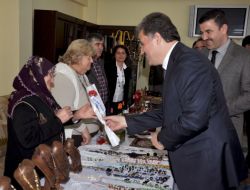 Malatya Belediye Başkanı Çakır, Yaşlılara Karanfil Dağıttı