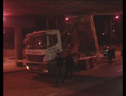 Kamyonun Damperi Köprüye Takıldı, Şoför Yaralandı