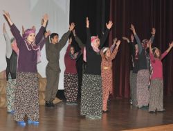 Akmek'li Kursiyerler Çanakkale Şehitlerini Tiyatroyla Andı