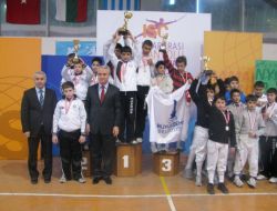 Eskrim Şampiyonasında Minikler Madalya İçin Kılıç Salladı