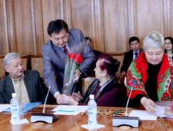 Kırgızistan'ın Geçiş Döneminde Rol Alan Kişiler, Ödüllendirildi