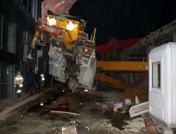 Beton Dökme Aracı İnşaatın Üzerine Devrildi 7 İşçi Yaralandı