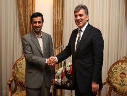 Cumhurbaşkanı Gül, İran Cumhurbaşkanı Ahmedinejad'la Görüştü!