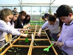 Her Öğrenci Kendi Çiçeğini Yetiştiriyor